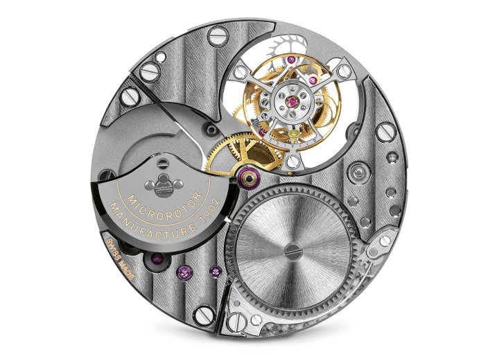 TSE 121.00 Movement (Tourbillon Schwarz Etienne): fourth evolution of the Schwarz Etienne modular concept. Inverted construction with micro-rotor and flying or conventional tourbillon on the dial side. The TSE122.0 incorporates an original retrograde seconds, connected directly to the tourbillon. Power reserve of 70 hours.