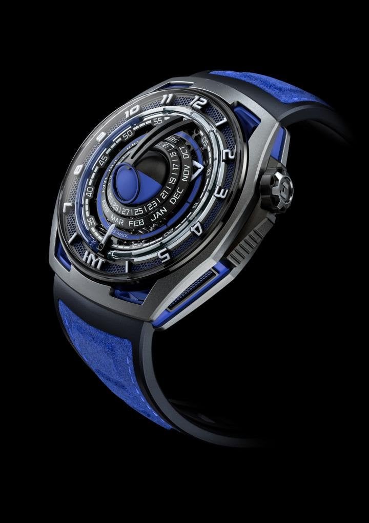 Only 27 copies of the new HYT Moon Runner, with its “Supernova Blue” colour, will be produced. Around the central moon display are two titanium indicator disks that show the days and months, in addition to accurate time settings with a hand running on a customised graduation with a 5-minute timer, and retrograde hours shown by the fluidic system. The model is priced at CHF 120,000 (excl. tax). 