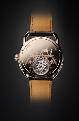 The H1923 movement visible through an aperture in the case back of the Arceau Lift
