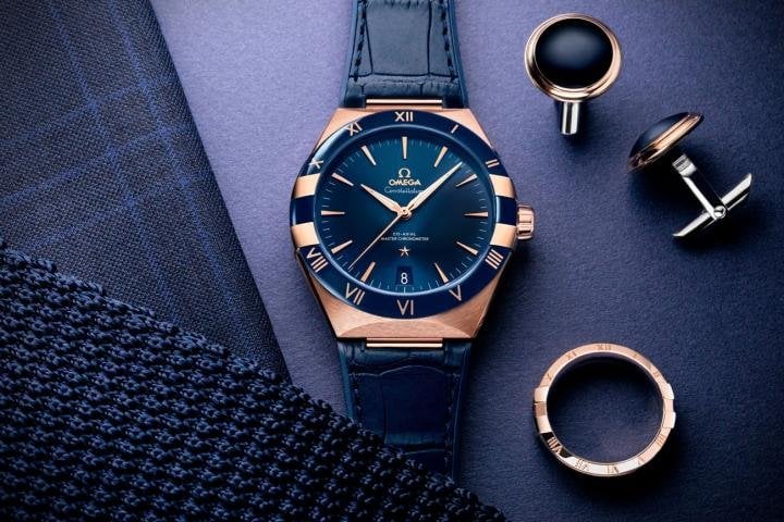 Constellation Co-Axial Master Chronometer 41 mm with blue dial. Steel - Sedna™ gold on leather strap.
