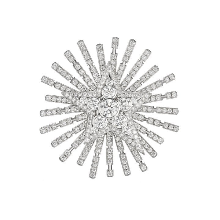 The Comète Aubazine brooch can be detached from its halo of diamonds.