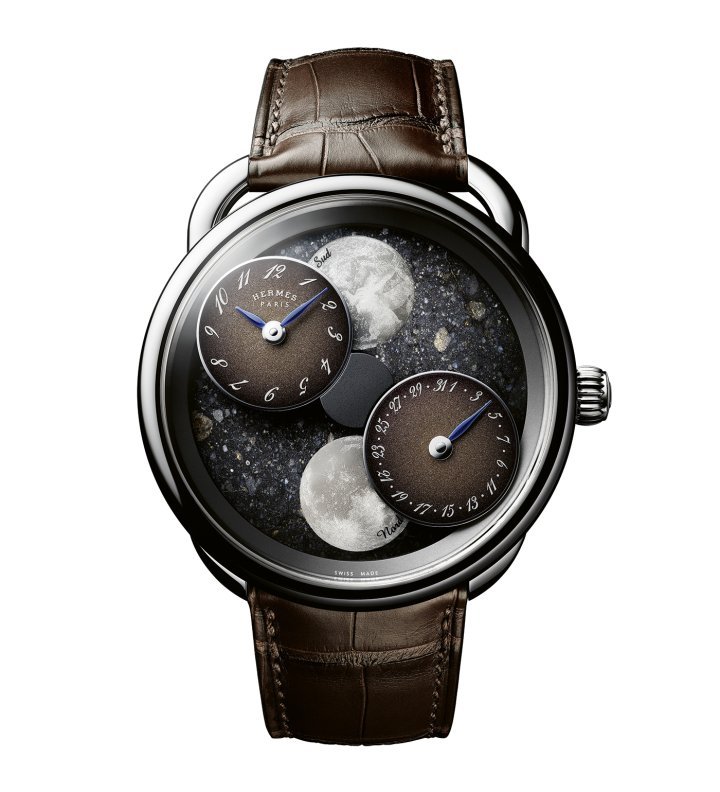 This version of the Hermès Arceau L'Heure de la Lune cleverly combines a lunar meteorite dial with the simultaneous display of the phases of the moon in the northern and southern hemispheres.
