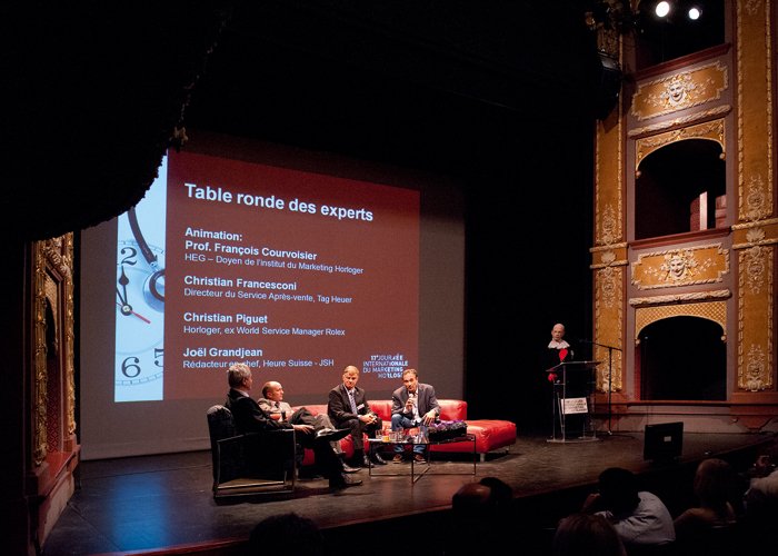 The round table of experts