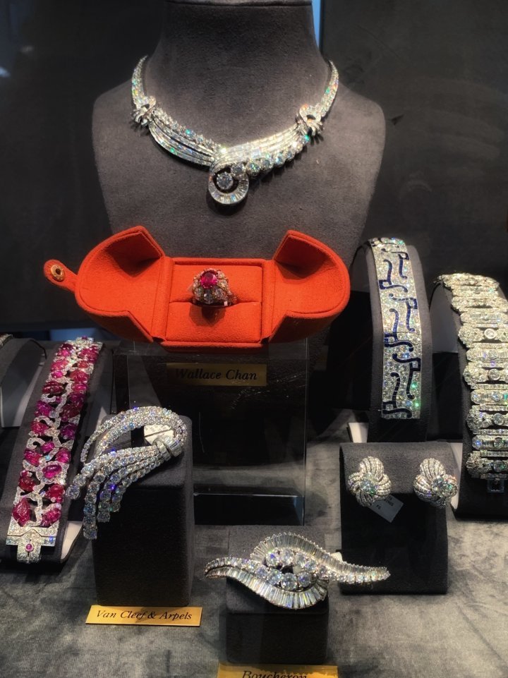 Antique and vintage jewellery at GemGenève in November 2021