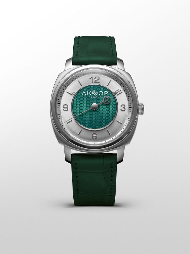 Offered in three emblematic executions — steel, gold and a diamond-set edition — this debut collection revisits the timeless elegance of the 1960s through a contemporary lens. The suspended dial architecture is presented in two textures — sunburst or honeycomb — and a palette of nuanced tones, including white, black, blue, green and brown.