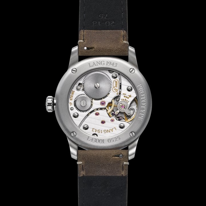 The model is equipped with a transparent case back – a now-common feature that was pioneered by Gerd-Rüdiger Lang. This allows the modified Marvin 700 movement to be seen.
