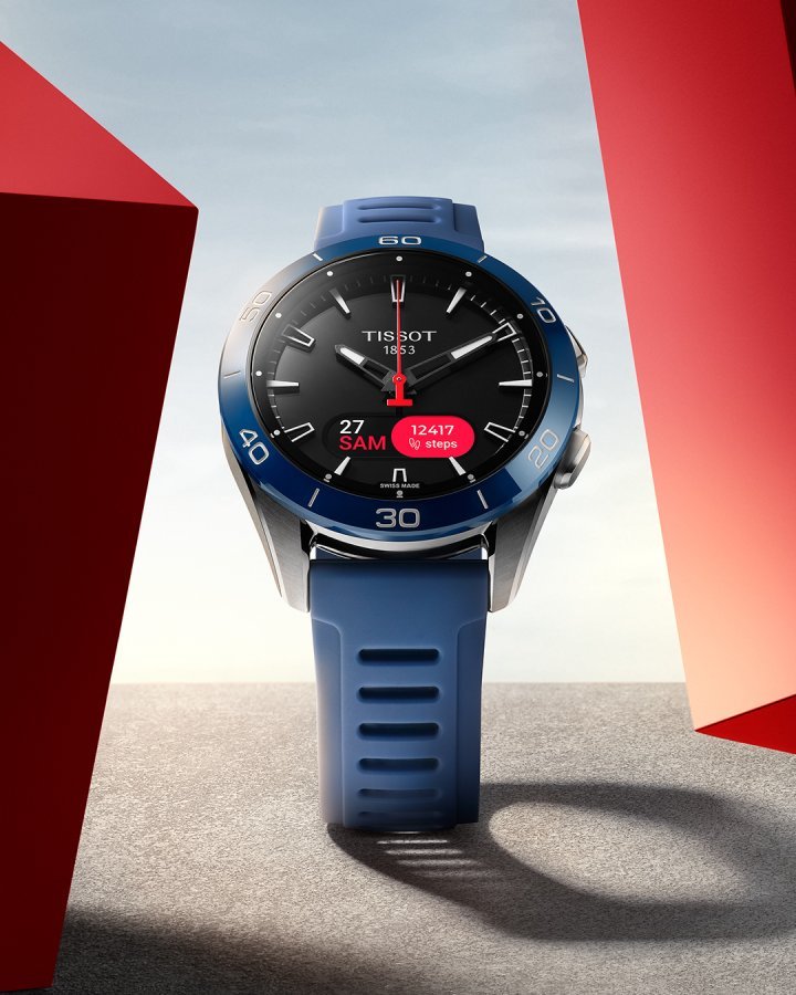 The new T-Touch Connect Sport, with dimensions reduced to 43 mm. Its photovoltaic cell, combined with Super-LumiNova, ensures optimum visibility even in low light conditions. The model is equipped with a new colour touchscreen. 