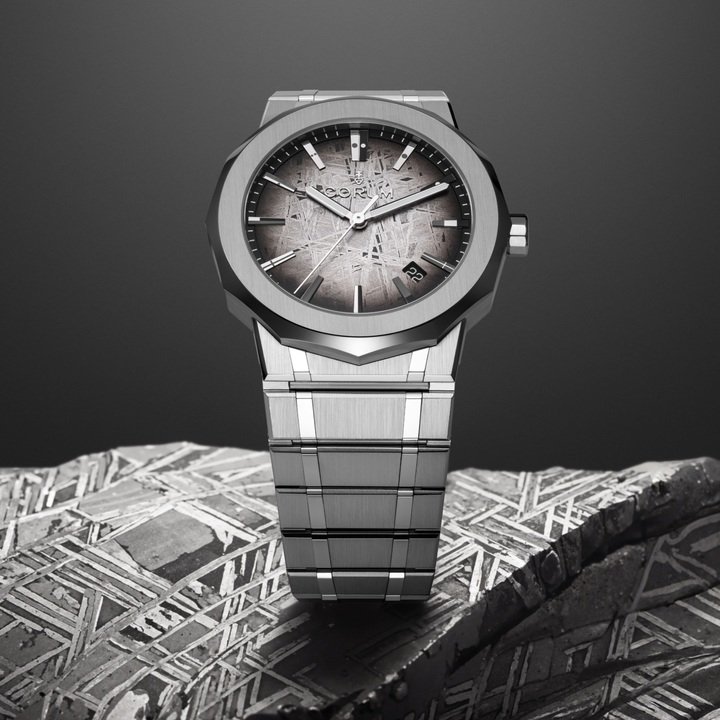 La nouvelle Admiral Meteorite 39mm (prix retail hors taxes: CHF 13'900). Pour sa relance, Corum dévoile 11 nouvelles références d'Admiral avec quatre points-clés: nouveau design de boîte, nouveaux cadrans, nouveau bracelet intégré et nouveau calibre maison, réalisé avec son partenaire et voisin de La Chaux-de-Fonds, Concepto.