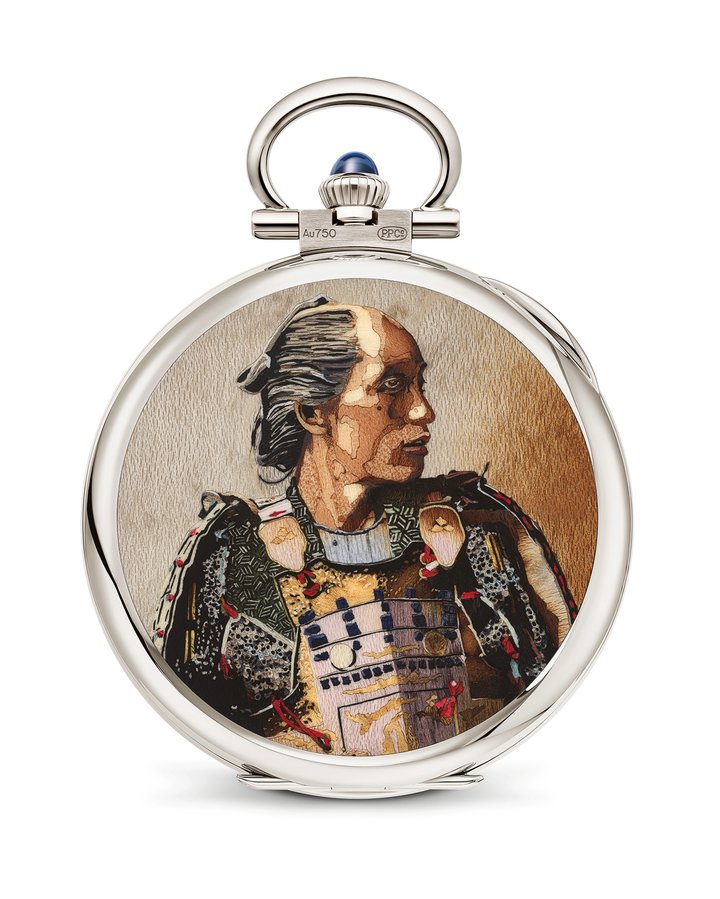 Among the exceptional timepieces created for the Watch Art Tokyo 2023 The “Portrait of a Samurai” pocket watch (995/131G-001) stands out as one of the most complex decorations in wood marquetry ever created by Patek Philippe. The marquetry artisan has cut and assembled an incredible 800 veneer parts and 200 tiny inlays spanning a palette of 53 species of wood in a multitude of colours, textures and veining.