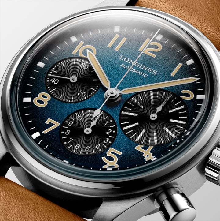 The Longines Avigation BigEye, a reissue of a chronograph with a 1930s design, is now available in a titanium version with a petrol blue dial. Its calibre is equipped with a silicon balance spring.