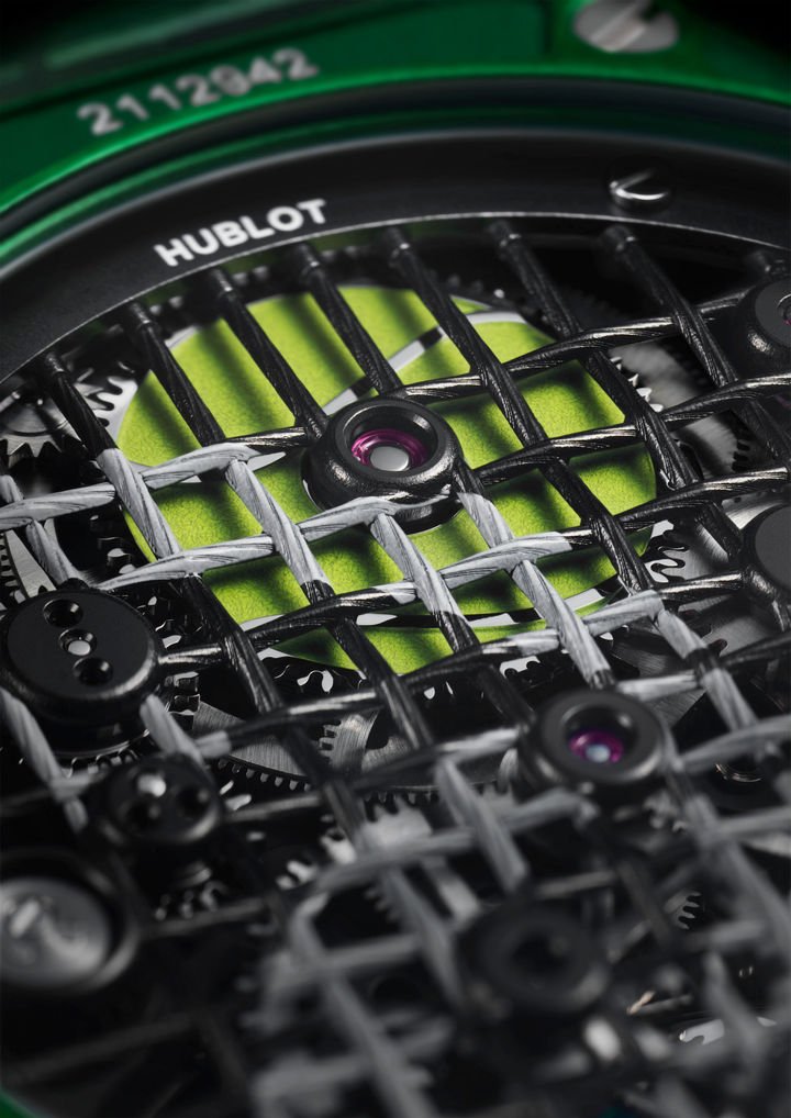 Instead of a traditional solid mainplate to hold the movement components in place, Hublot's engineers have designed a three-dimensional lattice that takes the form of tennis racket strings. Each “string” measures just 0.55 mm in thickness and appears to be secured to the edge of the mainplate by attachment points reminiscent of those found around the inner rim of a tennis racket. The spaces between the strings are deliberately irregular, as they would be on a racket in the heat of a match.