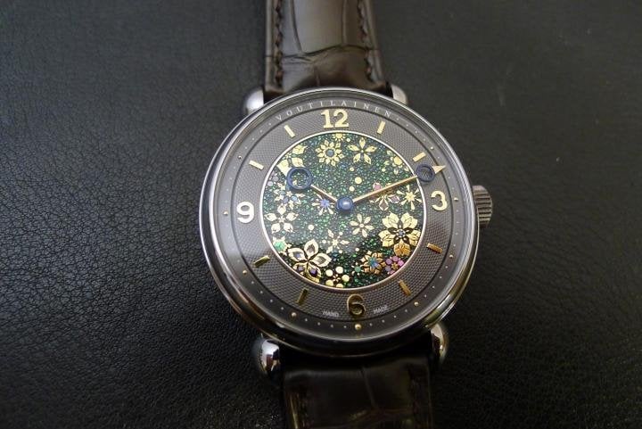 The raw materials used for the dial of the Green Garden watch are: kinpun (gold powder), jyunkin-itakane (gold leaf), yakou-gai (green sea snail shell) and awabi-gai (abalone shell from New Zealand).