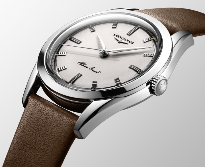The first “Silver Arrow” watch was produced by Longines in 1956. At that time, each collection was given an emblem. For this model, it was a supersonic aircraft flying through the stars. Longines is bringing this timepiece back to life within its Heritage line.