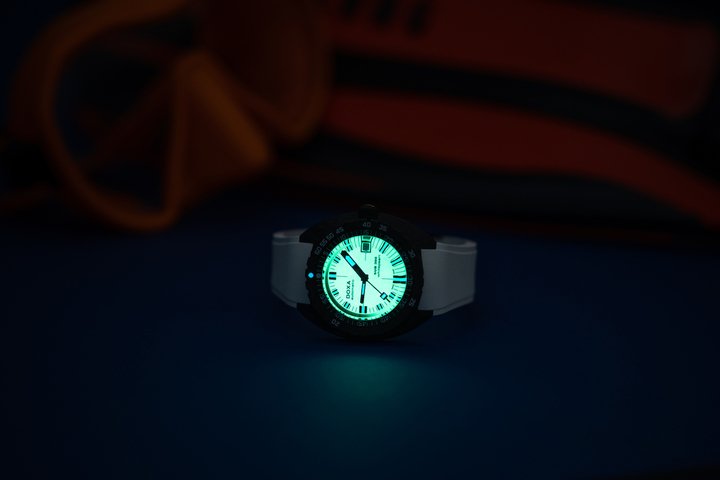 The SUB 300 Carbon Whitepearl sporting the entirely luminescent white dial.