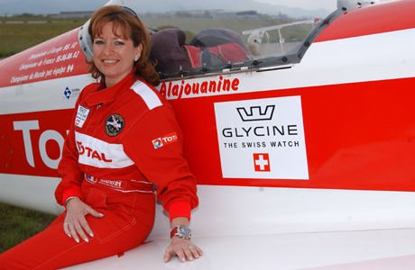 Aerobatic champion flies with Glycine