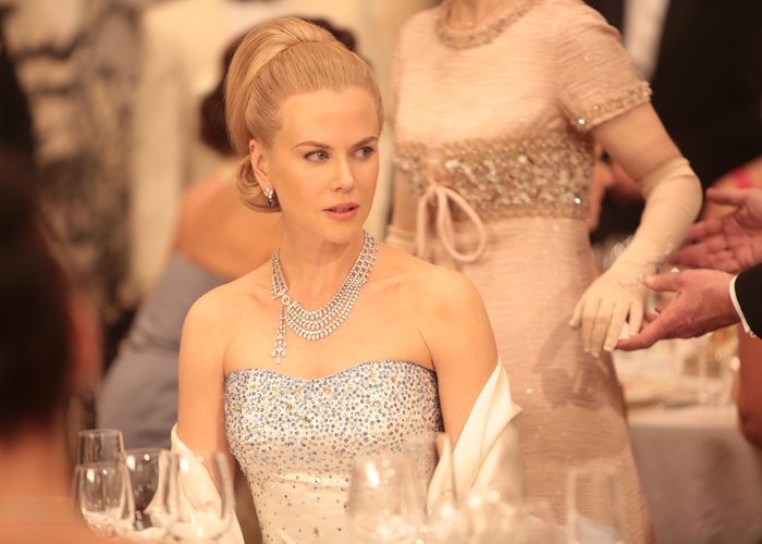 In the film Grace of Monaco, directed by Olivier Dahan, Nicole Kidman plays the role of Princess Grace. She wears contemporary Cartier creations: a diamond necklace and white gold pendant earrings of diamonds and sapphires.