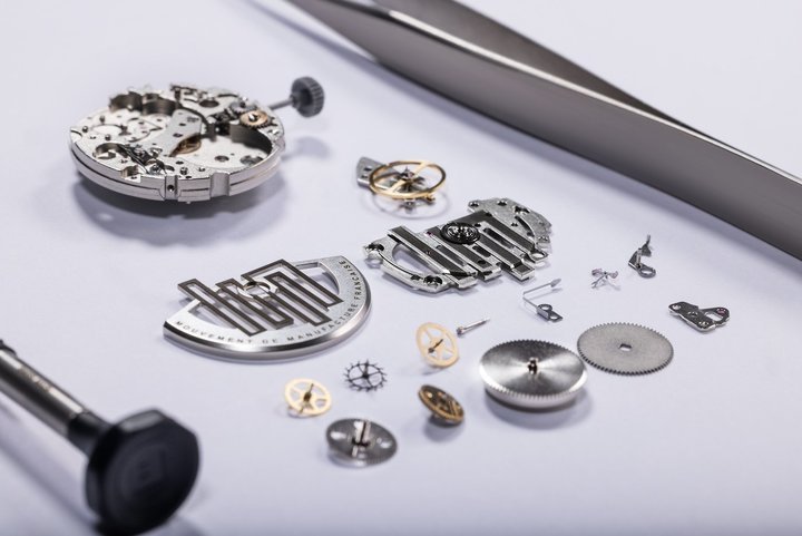 Lip has built its logo into the functional structure of the R26's rotor. Designed by one of the brand's engineers and machined with micrometric tolerances, this mobile decoration must be precisely adjusted so that, once the calibre is assembled, it accompanies every one of the oscillating weight's movements.