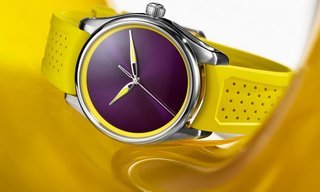 H. Moser & Cie. Pioneer Centre Seconds Sun Berry: Colour with no filter 