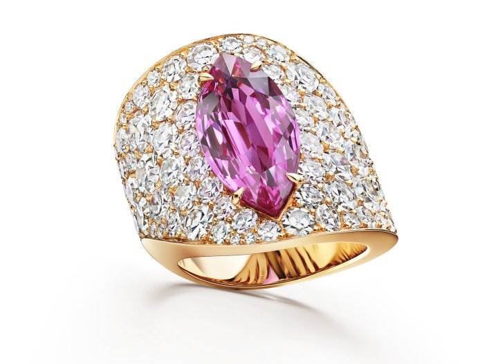 Ring in rose gold set with a 7.55-carat pink sapphire and diamonds