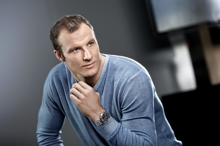 The Norwegian skier Aksel Lund Svindal, Longines Ambassador of Elegance, with the official watch of the 2012/2013 ski season: a chronograph of The Longines Saint-Imier Collection. 