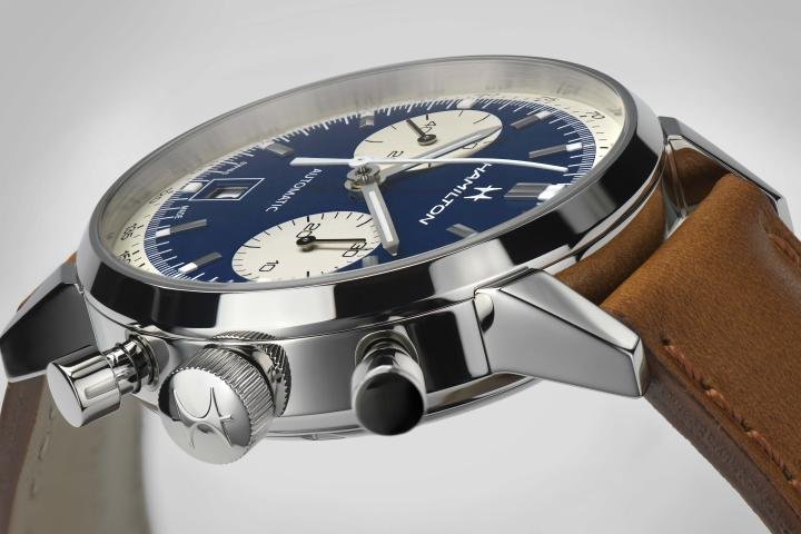 The timepieces features a stainless steel highly polished 40mm case.