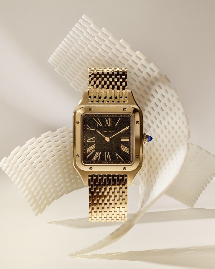 Faithful to the pioneering spirit of the original model created in 1904 for the aviator Alberto Santos-Dumont, the new large Santos-Dumont by Cartier (43.5 x 31.4 mm), powered by the hand-wound Manufacture 430 MC mechanical movement, retains the same signature codes: Roman numerals, visible screws, a beaded crown and blue cabochon.