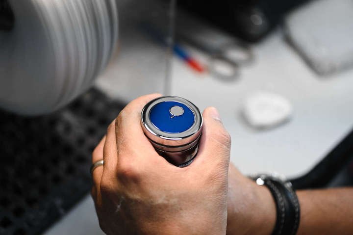 Polishing a Chronomètre Bleu dial after lacquering