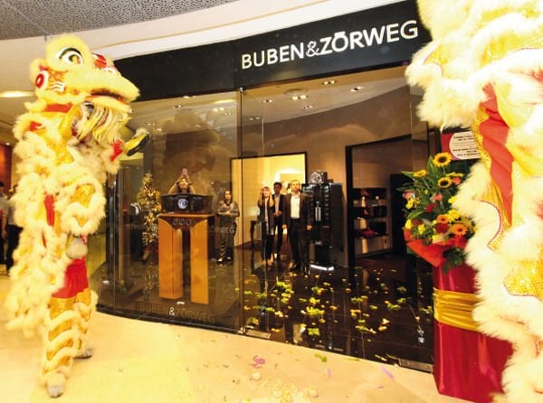 The two dancing lions, accompanied by loud drums and cymbals, encounter the owners of the noble Buben&Zorweg boutique with all due respect to banish evil spirits in keeping with Chinese tradition