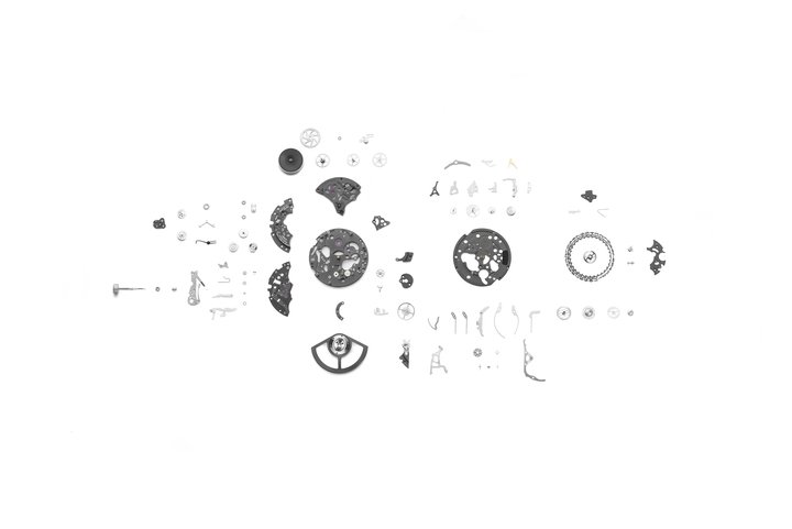 The Unico movement is distinguished in particular by a front-facing column wheel, a silicon escapement, and an integrated flyback chronograph accurate to 1/8th of a second for instant reset and restart. It delivers a precision of -2/+4 seconds per day and offers a 72-hour power reserve.