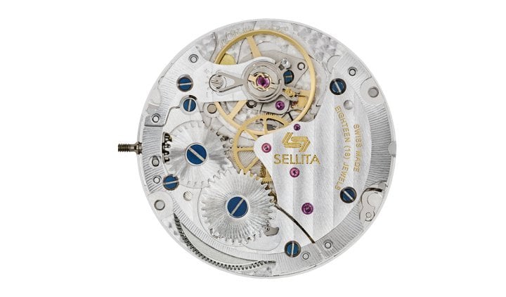 SW210: Hand-wound mechanical movement. Central hours, minutes and seconds. Window date with rapid corrector. Stop second. 4 Hz. 25.60mm x 3.35 mm. 45-hour power reserve.