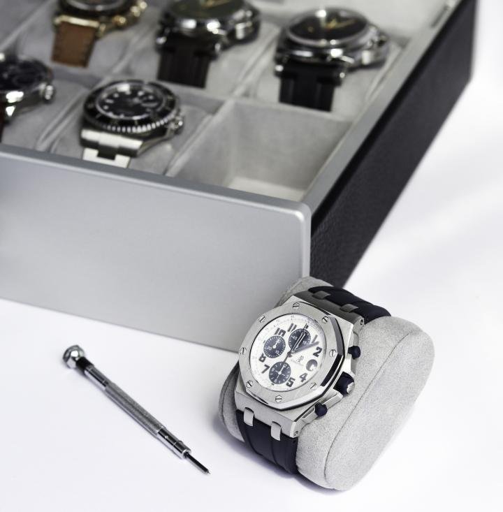 The Mackenzie watch case can hold up to ten watches. The inner cushions are lined with soft Alcantara and are removable to accommodate different types of watches.