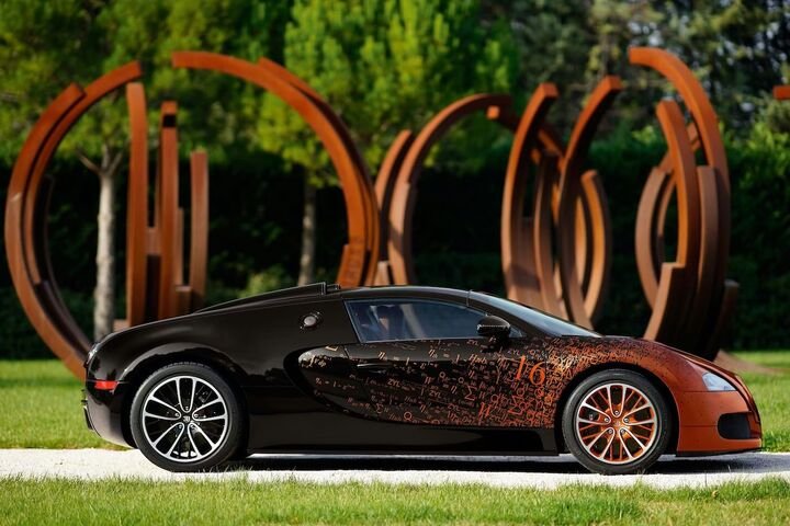 Before Alto, Bernar Venet had undertaken only one collaboration of this kind. It was with Bugatti in 2012: a Grand Sport transformed into a work of art, featuring the mathematical formulas used by the brand's engineers, unveiled in Miami during Art Basel.