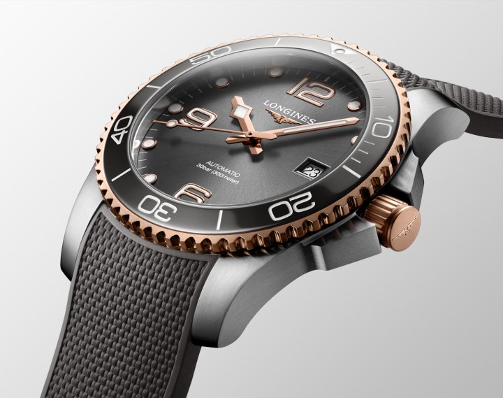 In 2021, new two-tone variations are being offered in one of Longines' flagship collections, the HydroConquest line. Water resistance to 300 metres, a unidirectional rotating bezel and a screw-down crown accentuate the sporting character of this collection.