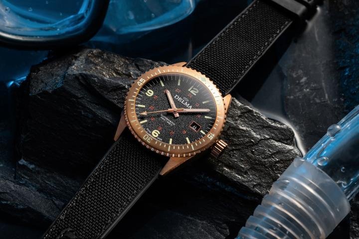 Delma's new Cayman Bronze offers precise dive time control with a unidirectional rotating bezel with luminous markers and numerals. The robust case, bezel, crown and buckle are crafted from antimagnetic and corrosion resistant CUSN6 superior grade bronze.