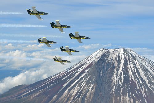 The Breitling Jet Team flying past Mount Fuki