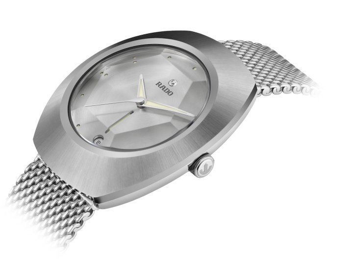 Launched in 1962, Rado's iconic DiaStar Original is being reborn on the occasion of its 60th anniversary. A special edition has been created by designer Alfredo Häberli, framed by a radial-brushed Ceramos coiffe with polished angles. The Rado R764 automatic movement guarantees a power reserve of 80 hours.