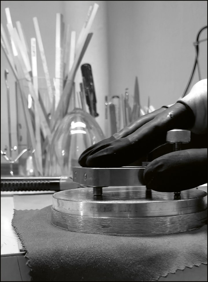 Circular-brushing wheels and black polishing require the expert precision of the artisan.