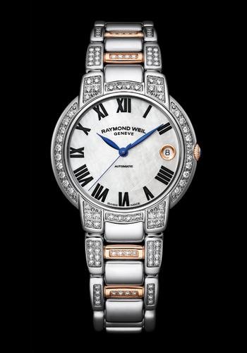 Cette nouvelle jasmine de 35mm allie diamants, nacre, acier et PVD plaqué or rose. Au total, ce ne sont pas moins de 113 diamants qui ornent boîte et les cornes de la pièce. Les index en chiffres romains sont parcourus par des aiguilles feuille bleutées qui rappellent le dôme bleu saphir de la couronne. La date est quant à elle mise en valeur par un liseré or rose à 3h. Le bracelet bicolore acier et PVD or rose, serti lui aussi, enlace subtilement le poignet. Doté d'un mouvement mécanique à remontage automatique ou quartz selon les versions. 