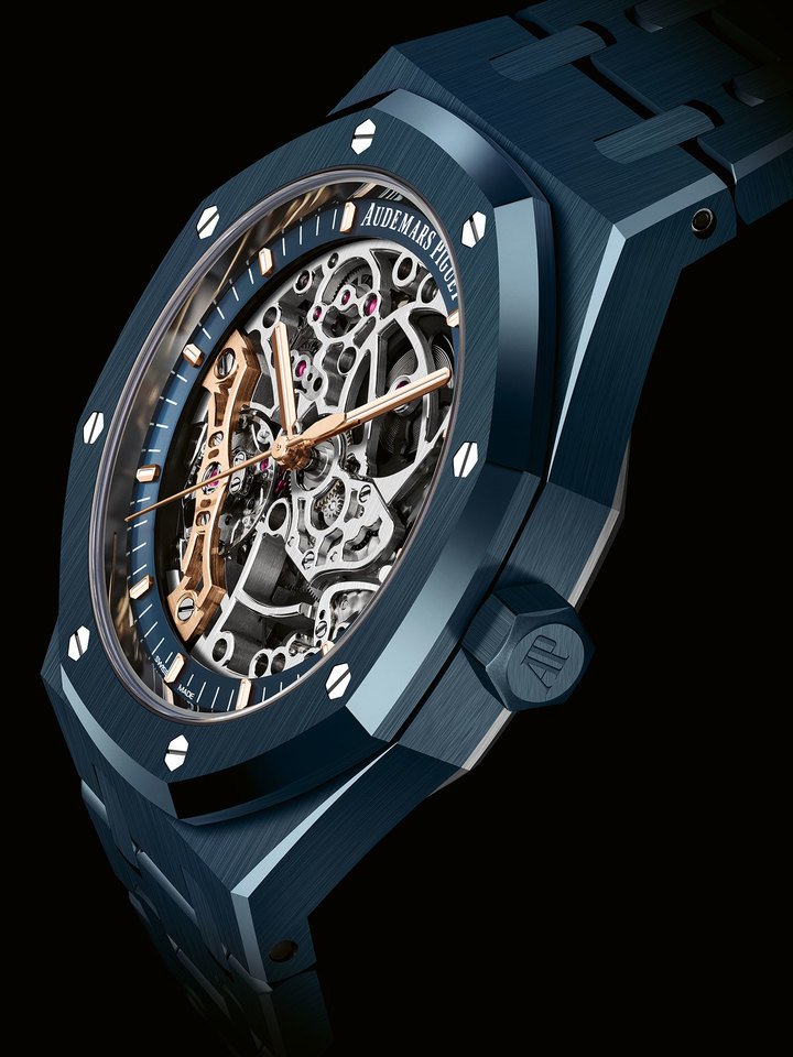 The 41 mm Royal Oak Double Balance Wheel Openworked model is entirely crafted in “Bleu Nuit, Nuage 50” ceramic. This monochromatic aesthetic gives centre stage to the rhodium-toned openworked movement placed at dial level below the sapphire crystal, creating a striking visual contrast enhanced by pink gold details such as the hands and hour-markers. 