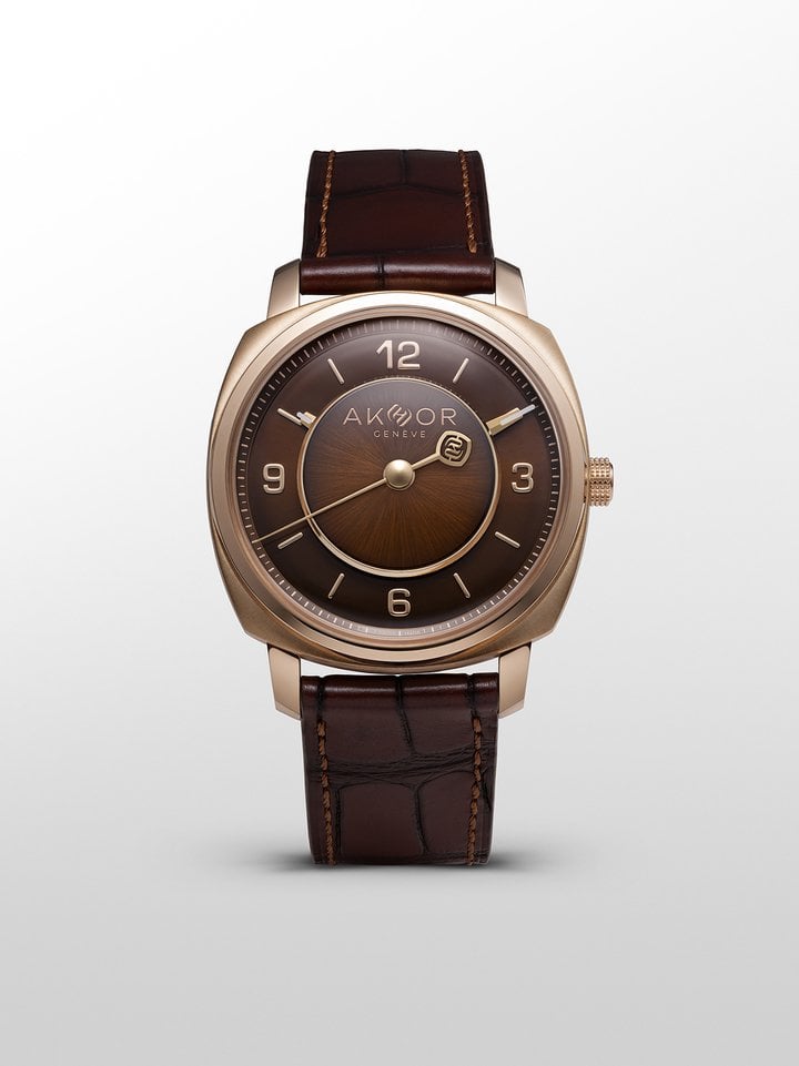 At the heart of Akhor's inaugural collection, “Le Temps en Équilibre”, lies a bold horological challenge: to give form to the illusion of a floating dial, the result of a bespoke, invisible system. Entirely developed in-house, the AK10 calibre is a hand-wound mechanical movement tailored to meet the specific demands of this architecture and designed to support future high complications.