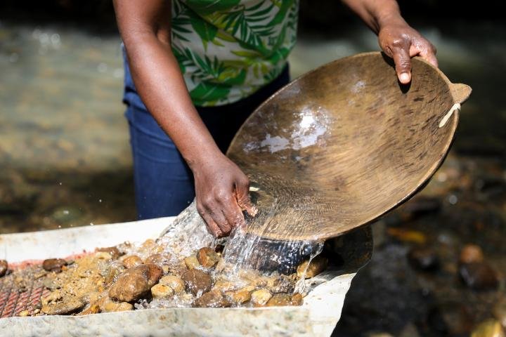 Since 2019, Chopard has been involved in a project to support the Barequeros, a community of more than 700 artisanal gold miners in El Chocó, Colombia.