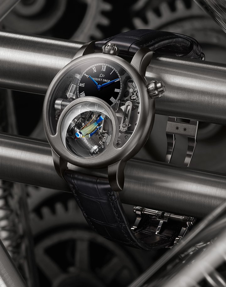 Despite the difficulty of machining titanium, Jaquet Droz has managed to preserve the distinctive geometry of its case. It has two unique features. First, a double sapphire crystal, which protects the movement on the dial side and, separately, protects the bird automaton at 6 o'clock. Second, the narrow lateral opening, between 8 and 10 o'clock, which allows the air – and therefore the melody – to circulate from inside the case to the outside world. All with a satin-brushed finish executed to perfection. 