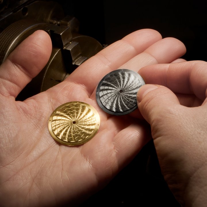 Marea is the new hand-engraved dial motif, reflecting the rhythm of water, inspired by the Venetian lagoon.