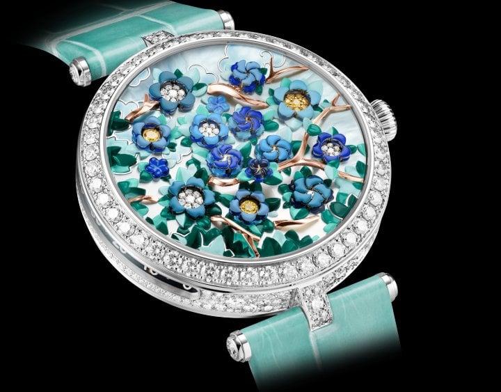 The three-dimensional dial of the Lady Arpels Heures Florales offers a poetic rendition of the passage of time, thanks to the opening and closing of 12 corollas. Telling the time becomes a spectacle, as the flowers blossom and close, renewing the dial's scenery every 60 minutes.