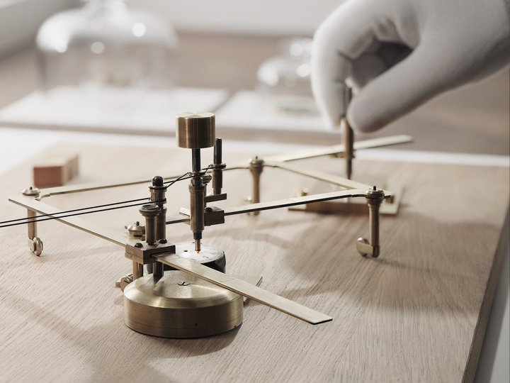 A feature of the original souscription watch, the secret signature is engraved using a pantograph whose articulated arms enable an exact reproduction.