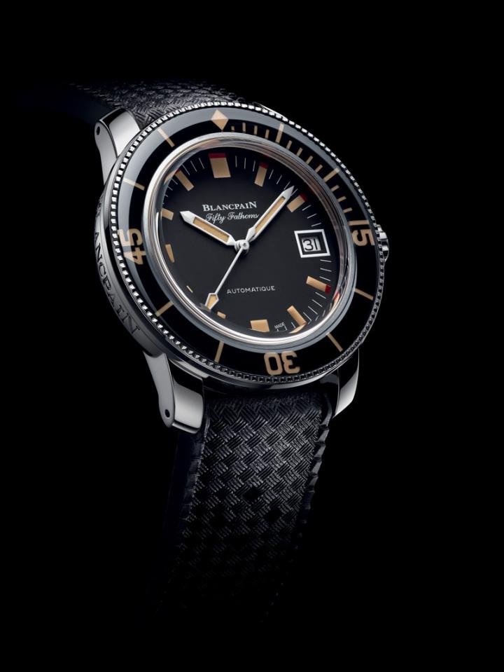 The Fifty Fathoms Barakuda, limited to 500 pieces in steel, combines a vintage look and a contemporary calibre with a 1151 double barrel automatic movement. With this model, Blancpain hopes to convince “experienced divers, collectors, history buffs or lovers of fine mechanics”.