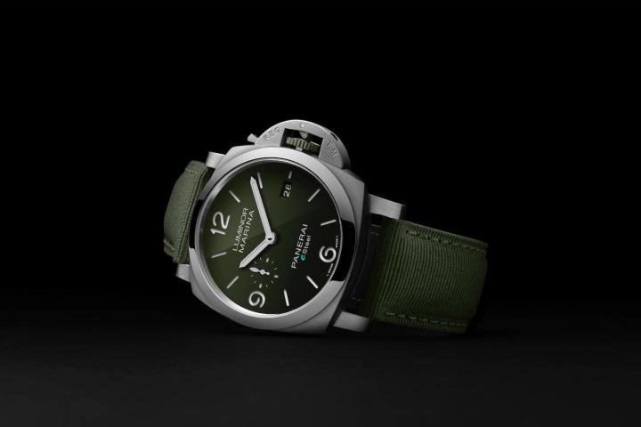 The Luminor, the most recognisable of the Panerai collections, is also equipped with recycled materials (58.4% of the watch's total weight) in the new Marina eSteel version offered in three colours: Blu Profondo, Grigio Roccia and Verde Smeraldo.