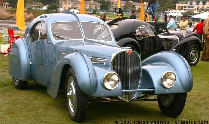 The Bugatti Atlantic had an extremely long bonnet and an oval-shaped rear end extending almost to the ground, from which six thin tailpipes protruded. The Atlantic's raised seam ran vertically from the hinge in the split bonnet to the tail. These proportions were unheard of in the automotive world at the time. The Jean Bugatti timepiece pays tribute to these avant-garde and artistic interpretations.