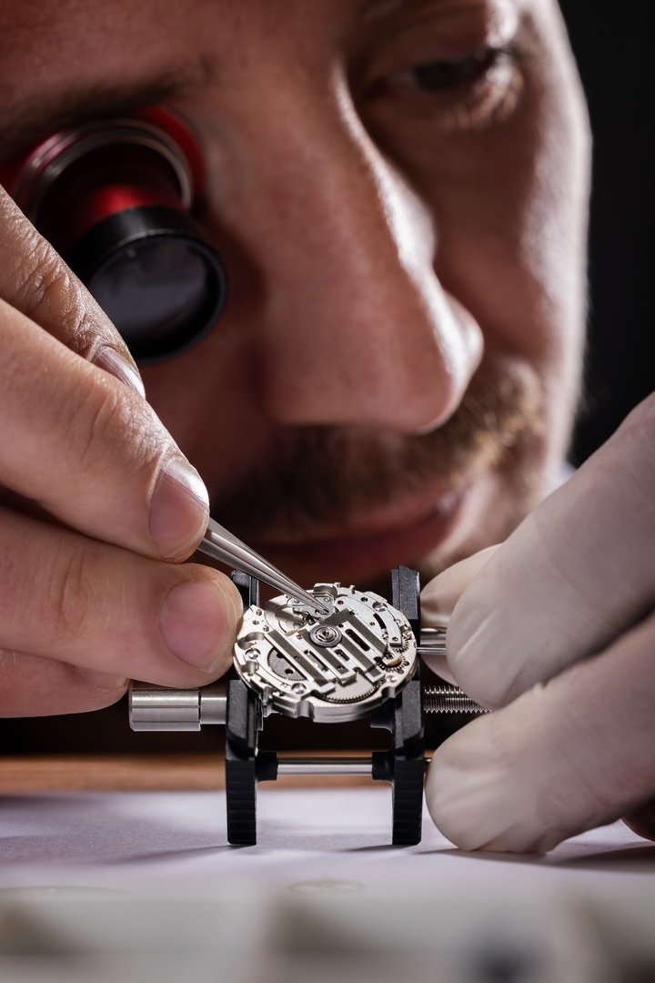 The new R26 provides 42 hours of power reserve on a full wind and runs at 21,600 vibrations per hour (3 Hz). Every moment is individually adjusted for a daily accuracy of -5/+10 seconds.