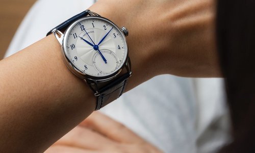De Bethune's fourth monopusher chronograph joins DB25 line